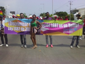 Día del trabajo, foto #2: ¡Discriminar a la población LGBT es un delito! Ley 1482 de 2011.