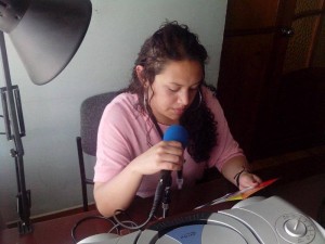 Auxiliar de Investigación Ángela González Zambrano promocionando e invitando a la Construcción de la Política Pública para la Diversidad Sexual e Identidades de Género diversas por un Nariño - Mejor en la Radio Hospedaje del Sol - Municipio El Tambo.