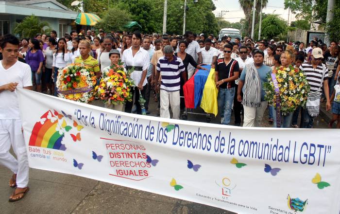Texto de pancarta: Por la dignificación de los Derechos de la comunidad LGBTI. Personas distintas, derechos iguales.