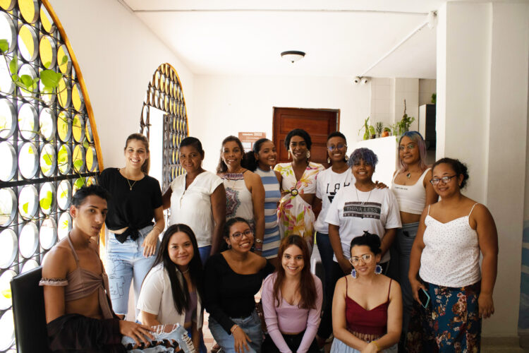 Grupo de mujeres diversas participantes del proyecto