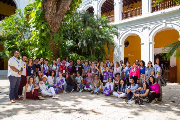 Grupo de personas asistentes al encuentro 'Latir de tambor' en Cartagena