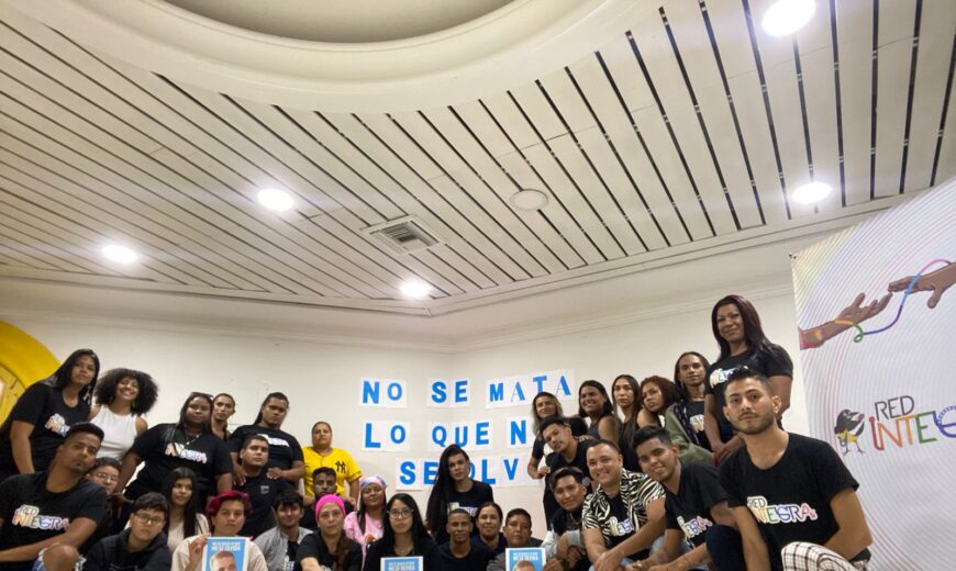 Un grupo de personas pertenecientes a la Red Integra saluda.