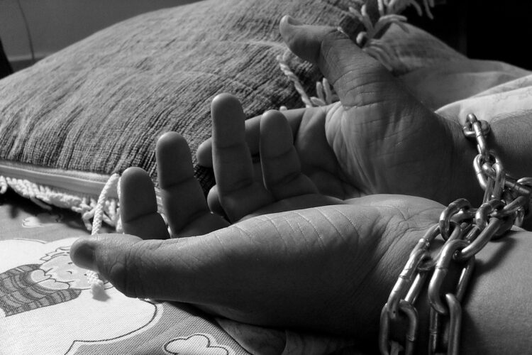 Manos encadenadas